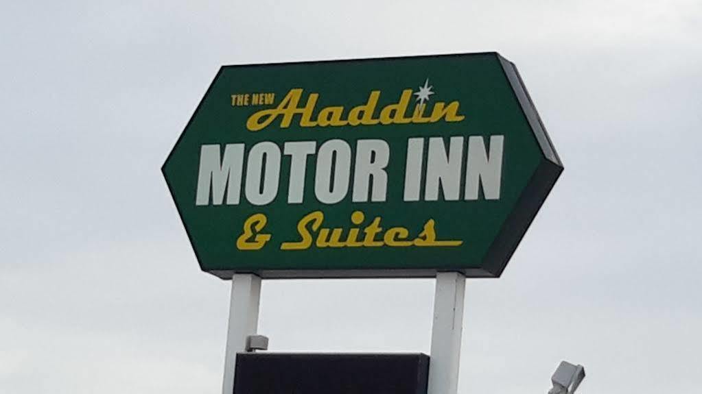 Red Deer Inn & Suites Extérieur photo