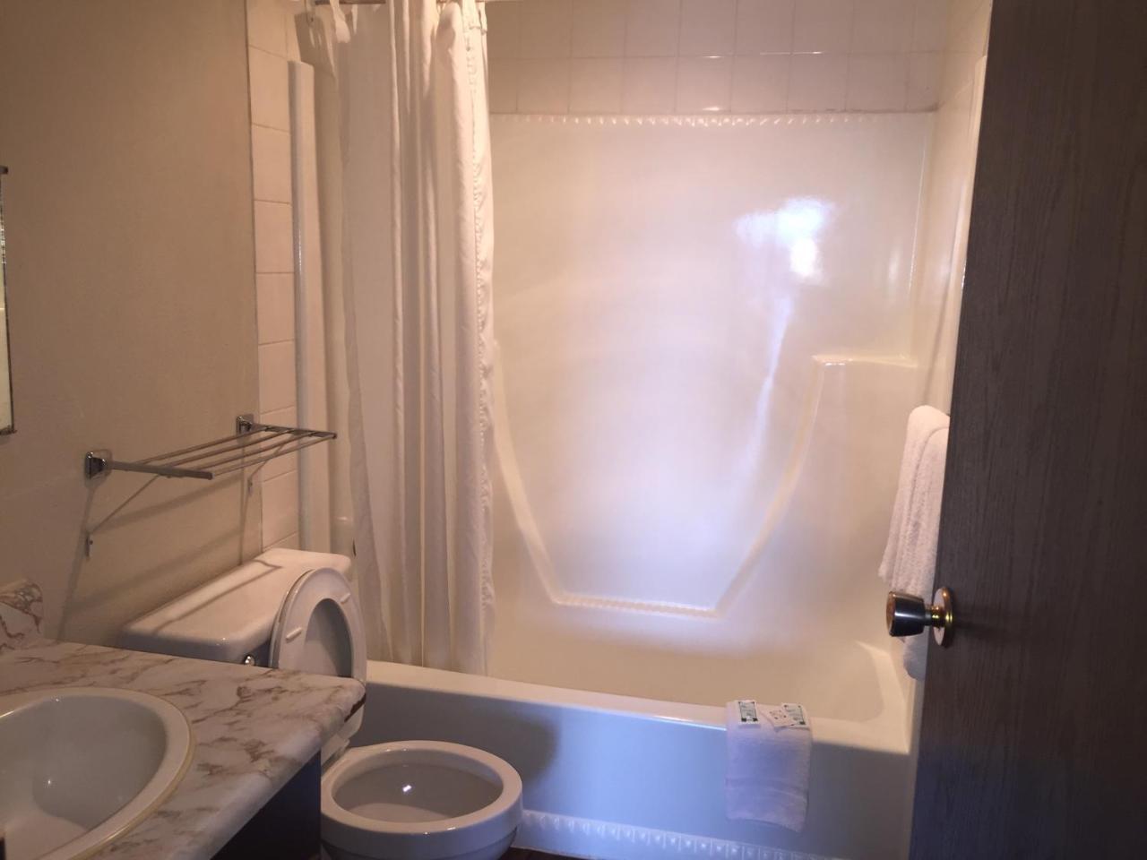 Red Deer Inn & Suites Extérieur photo