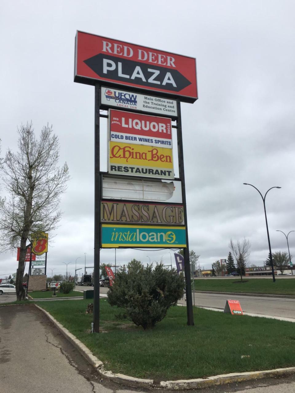 Red Deer Inn & Suites Extérieur photo