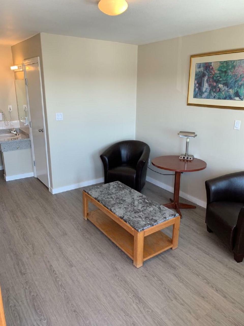 Red Deer Inn & Suites Extérieur photo