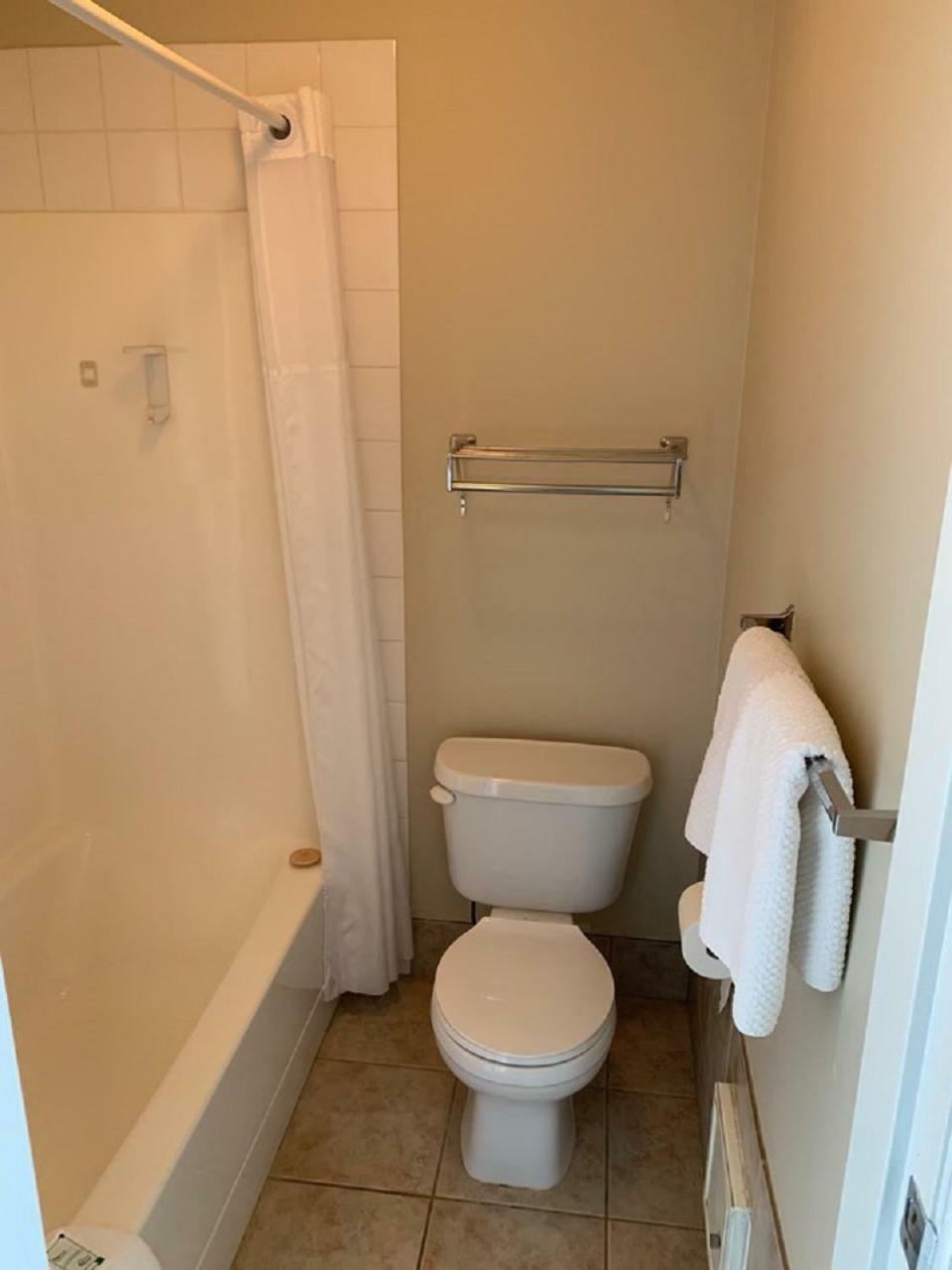 Red Deer Inn & Suites Extérieur photo