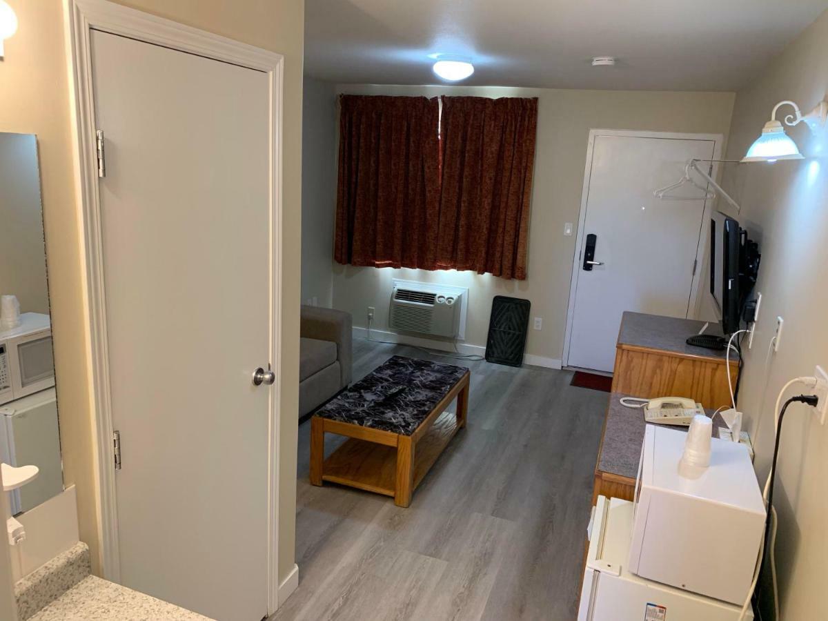 Red Deer Inn & Suites Extérieur photo